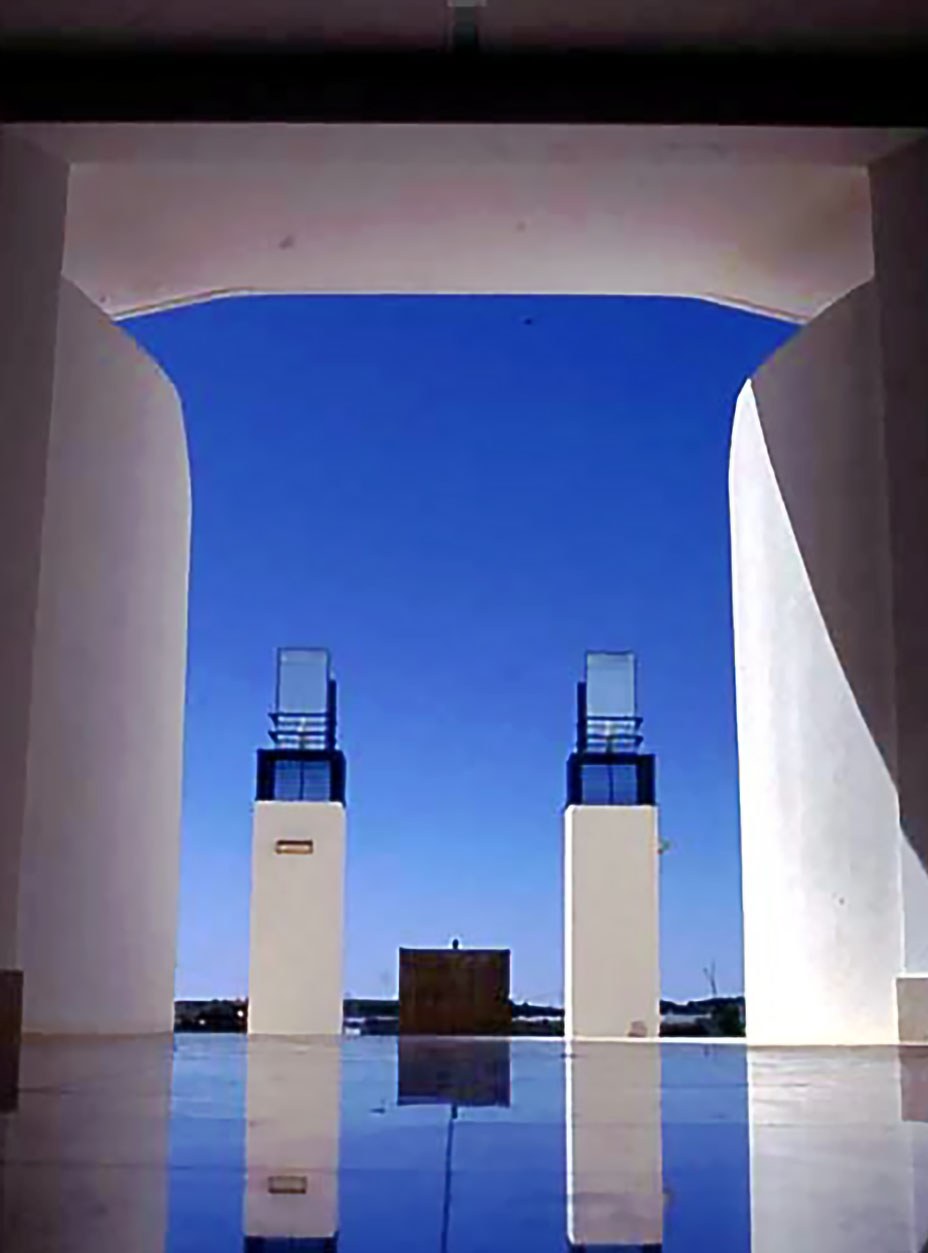 O cilindro de luz azul das escadas