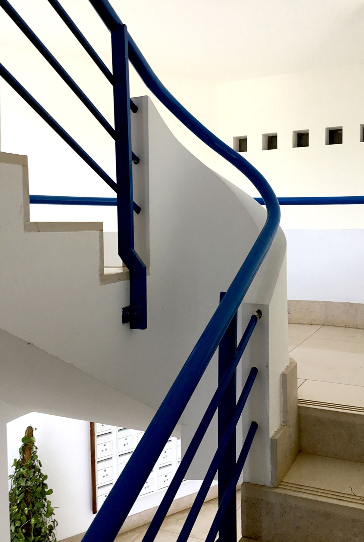 Pormenor das escadas e corrimão azul