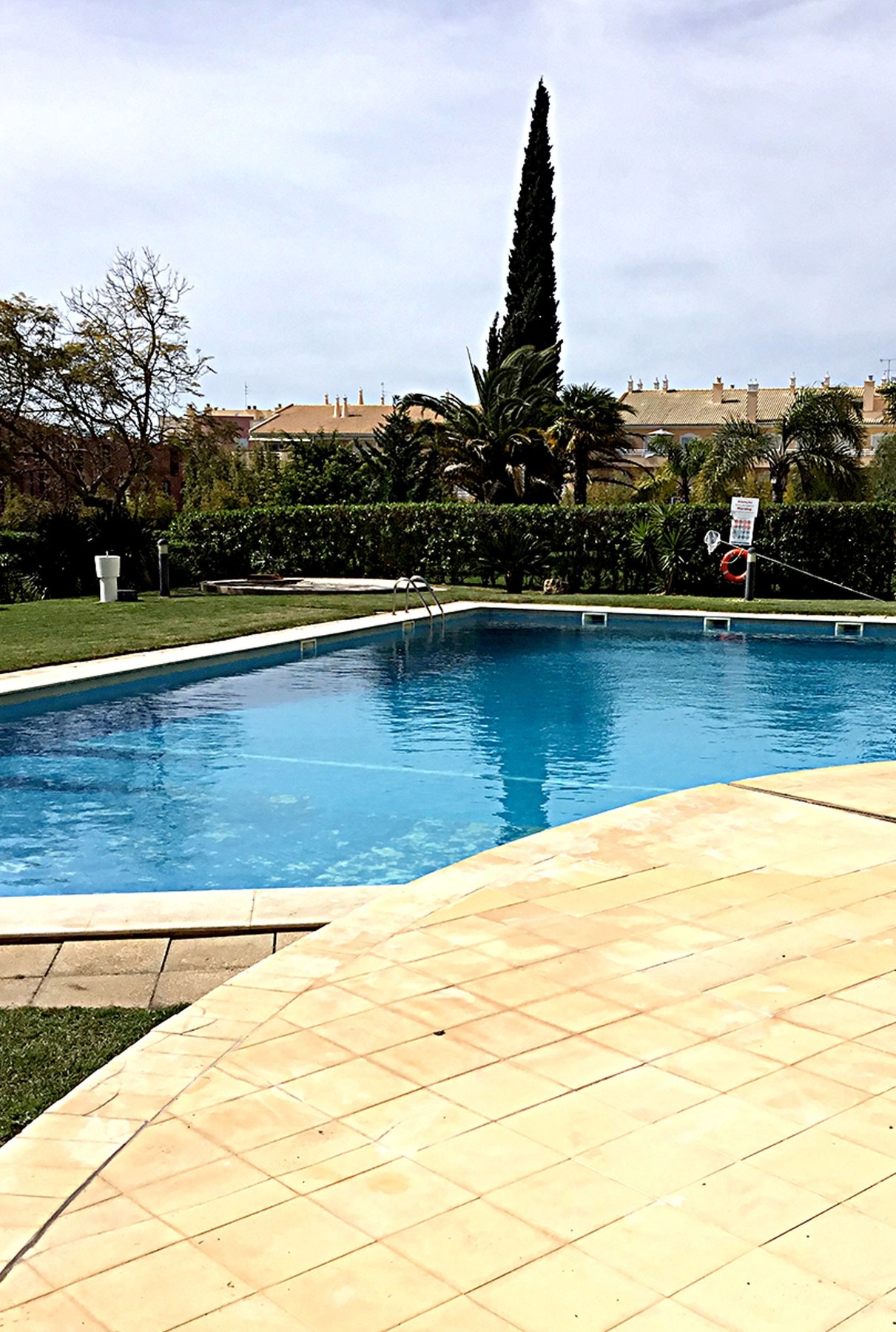 A piscina e os ciprestes